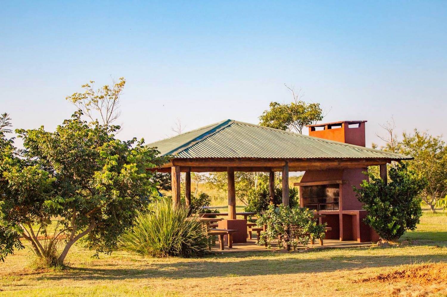 Casa principal con sendero de piedra