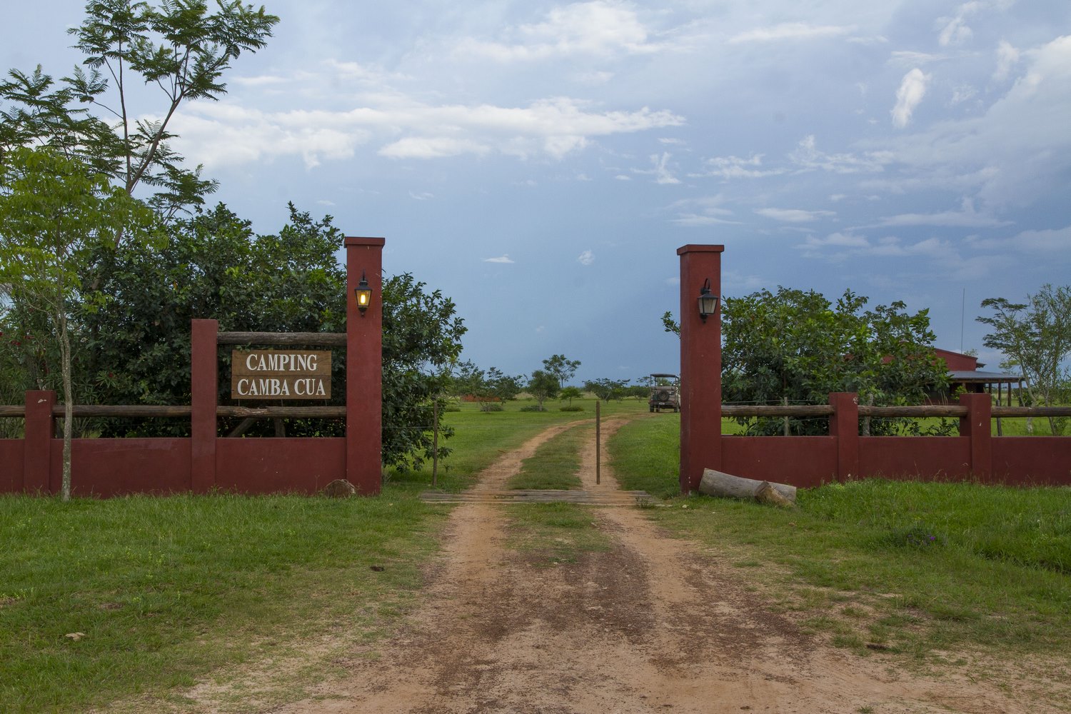 Acceso al camping desde la Ruta 40