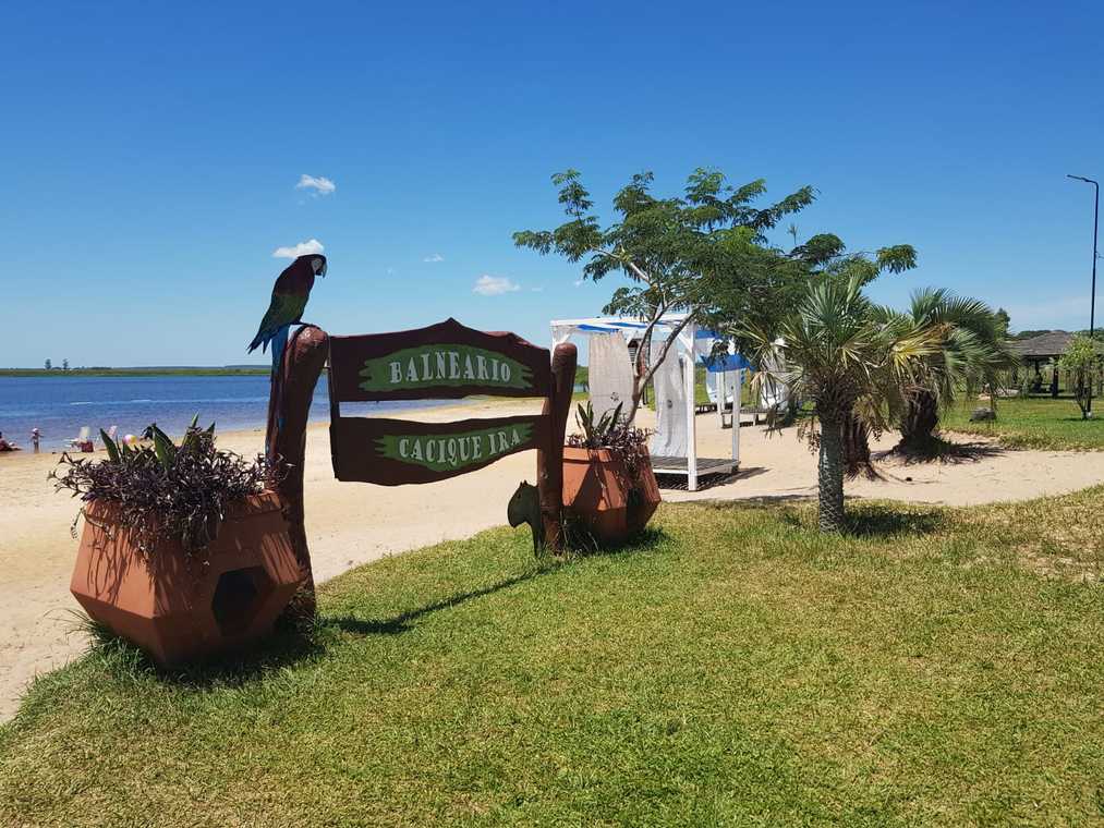 Área de esparcimiento del balneario Cacique Irá en San Miguel