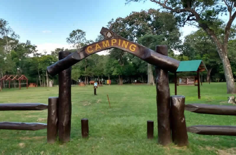 Pórtico de ingreso al camping del Parque Nacional Mburucuyá