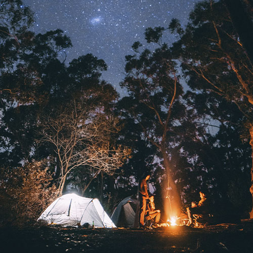 Carpa y fogón bajo la Vía Láctea