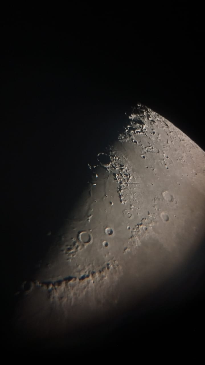 Luna observada por telescopio  -  astronomía en el Portal San Antonio