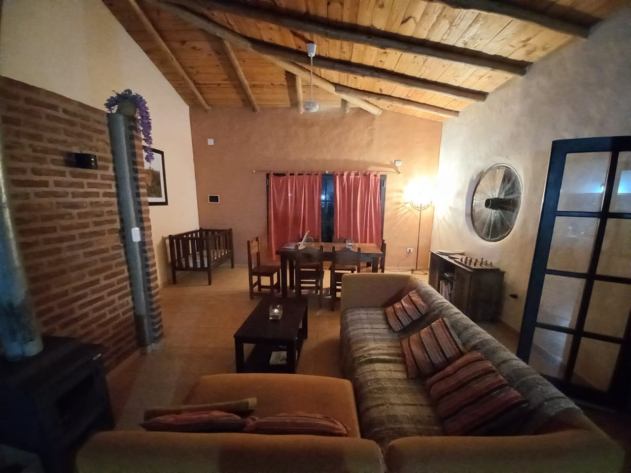 Amplio living comedor con estufa a leña