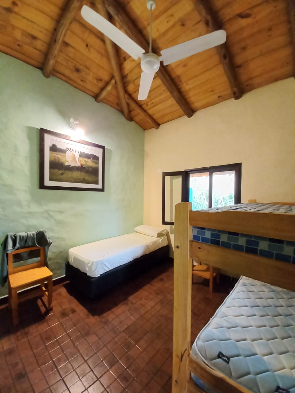 Dormitorio con cama individual y cucheta