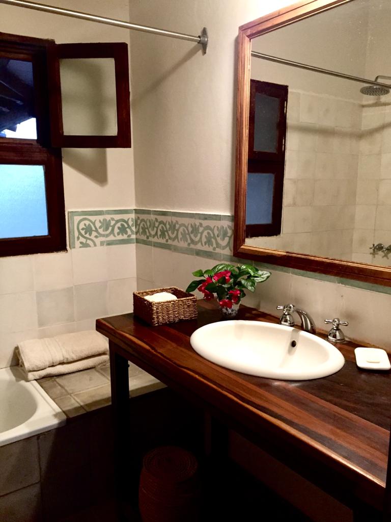 Baño con bacha de mármol y guarda en cerámica