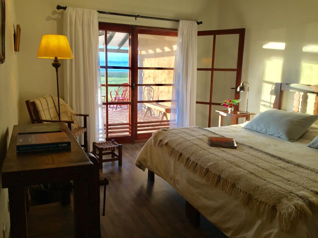 Habitación con doble puerta al patio