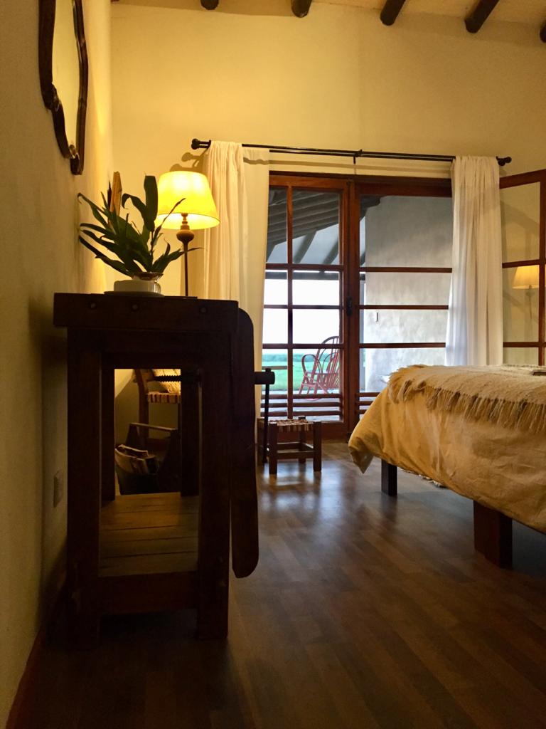 Detalle de habitación con piso de madera