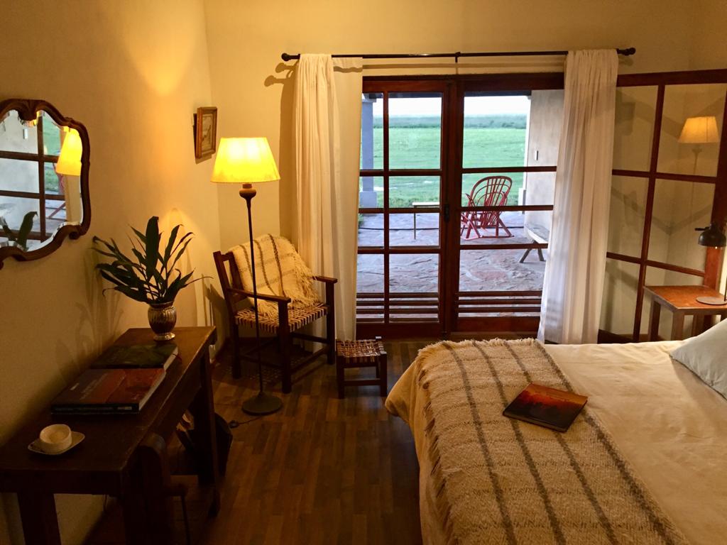 Habitación al atardecer con vista al parque