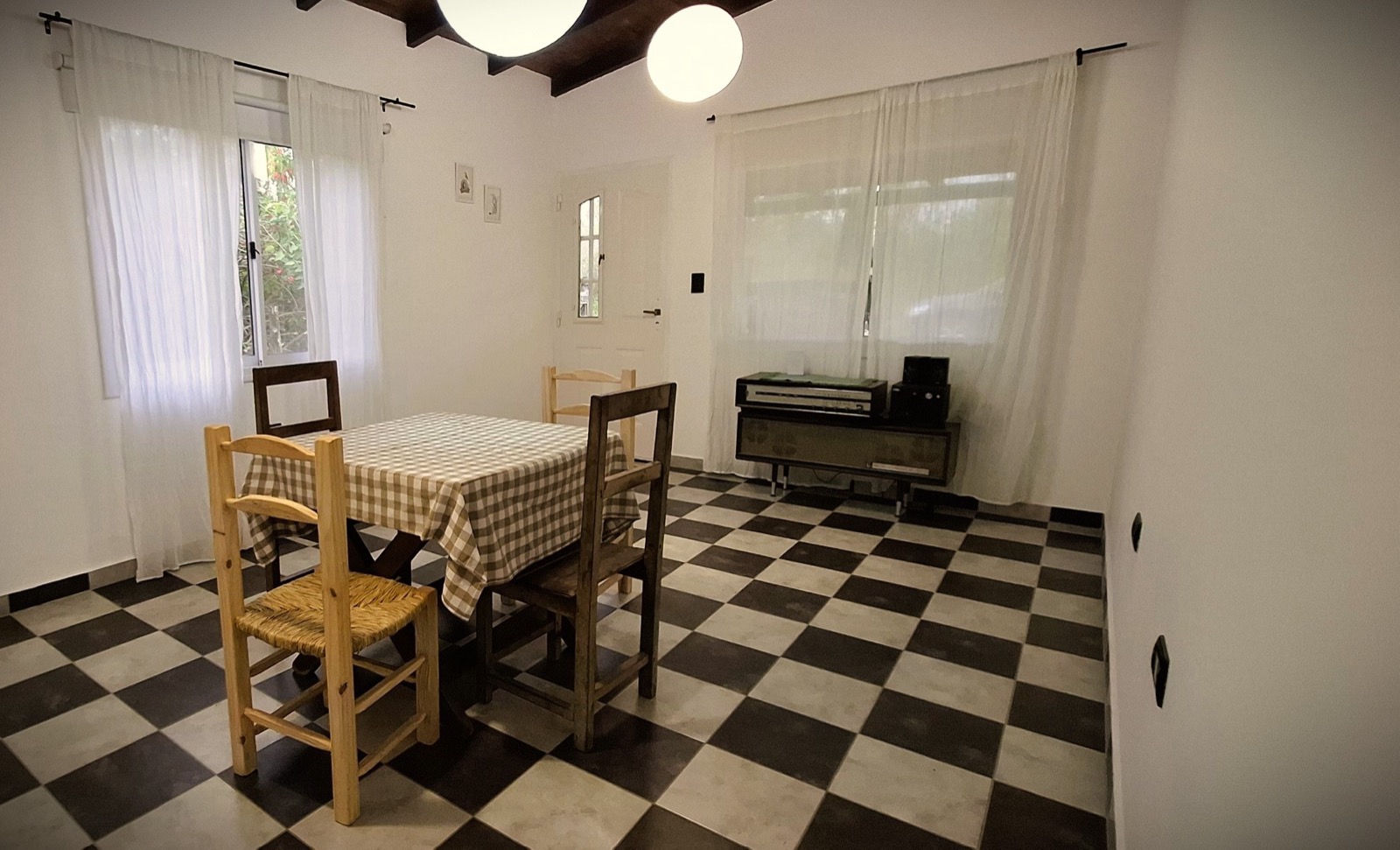 El comedor de la casa con su piso ajedrez