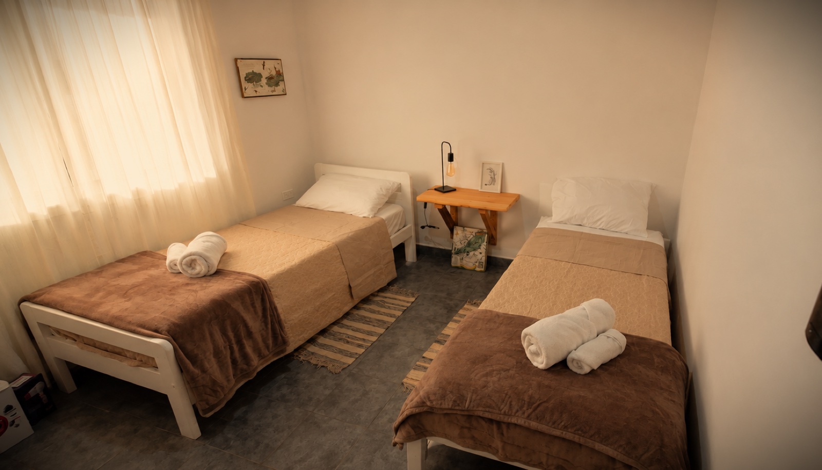 Habitación con dos camas, ropa de cama y toallas incluidas