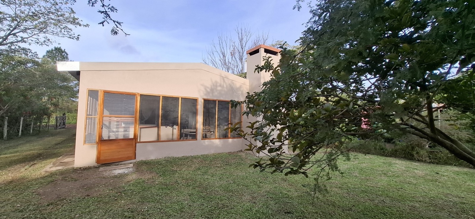 La casa vista desde el jardín del fondo
