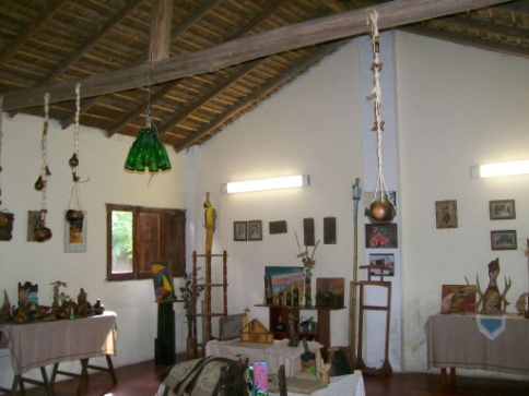 Salón de exhibición de artesanías en la Casa del Artesano