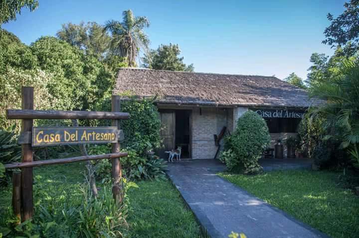 Fachada de la Casa del Artesano con cartel de madera y techo de paja