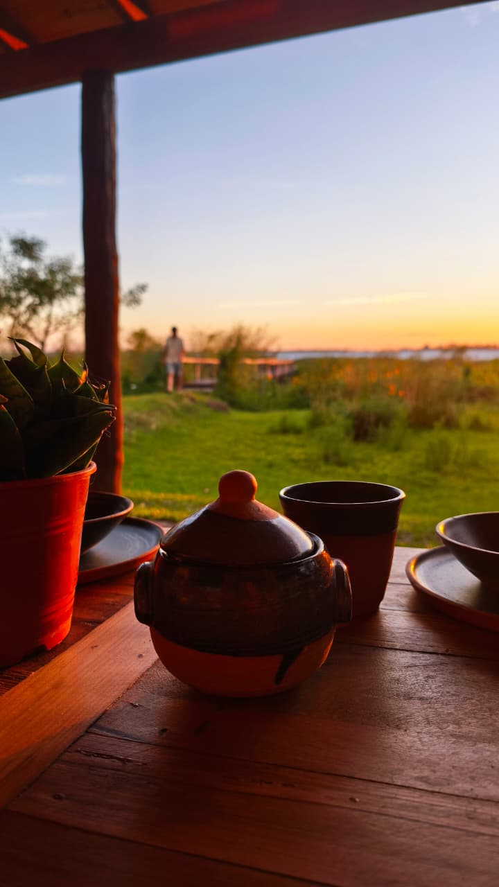 Vajilla artesanal con vista a la laguna al atardecer
