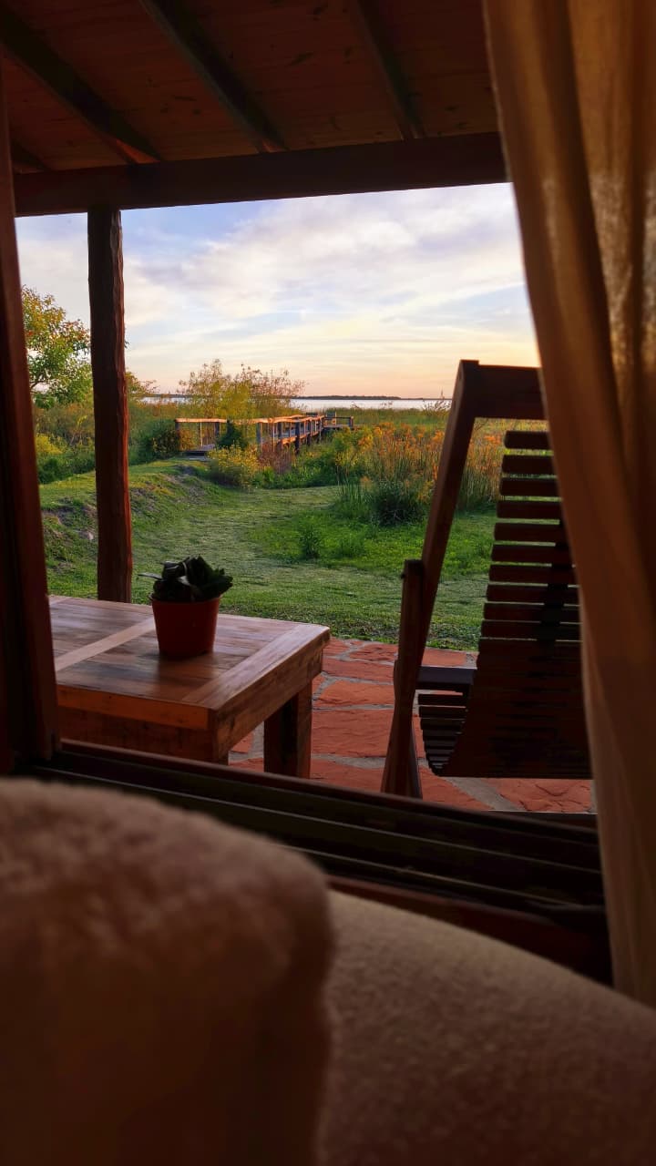 Vista desde la habitación hacia el deck y la laguna