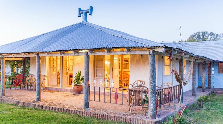Fachada de Casa Santa Ana iluminada al atardecer  -  galería con columnas