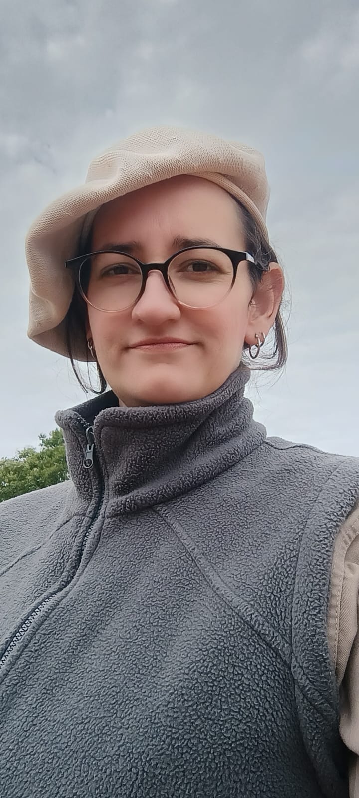 Retrato de la guía con sombrero, en el campo
