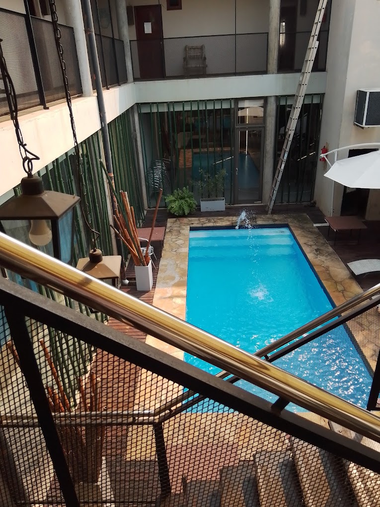 Piscina interior vista desde la escalera del Cezeta Hotel