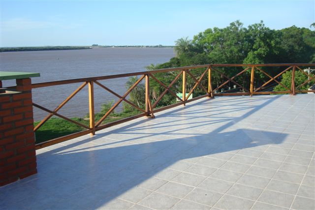 Terraza con baranda de madera y vista al río Paraná