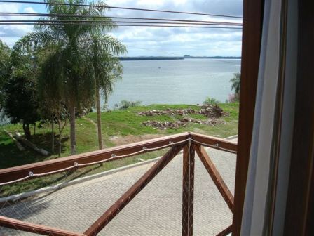 El río y las palmeras desde el balcón de la cabaña