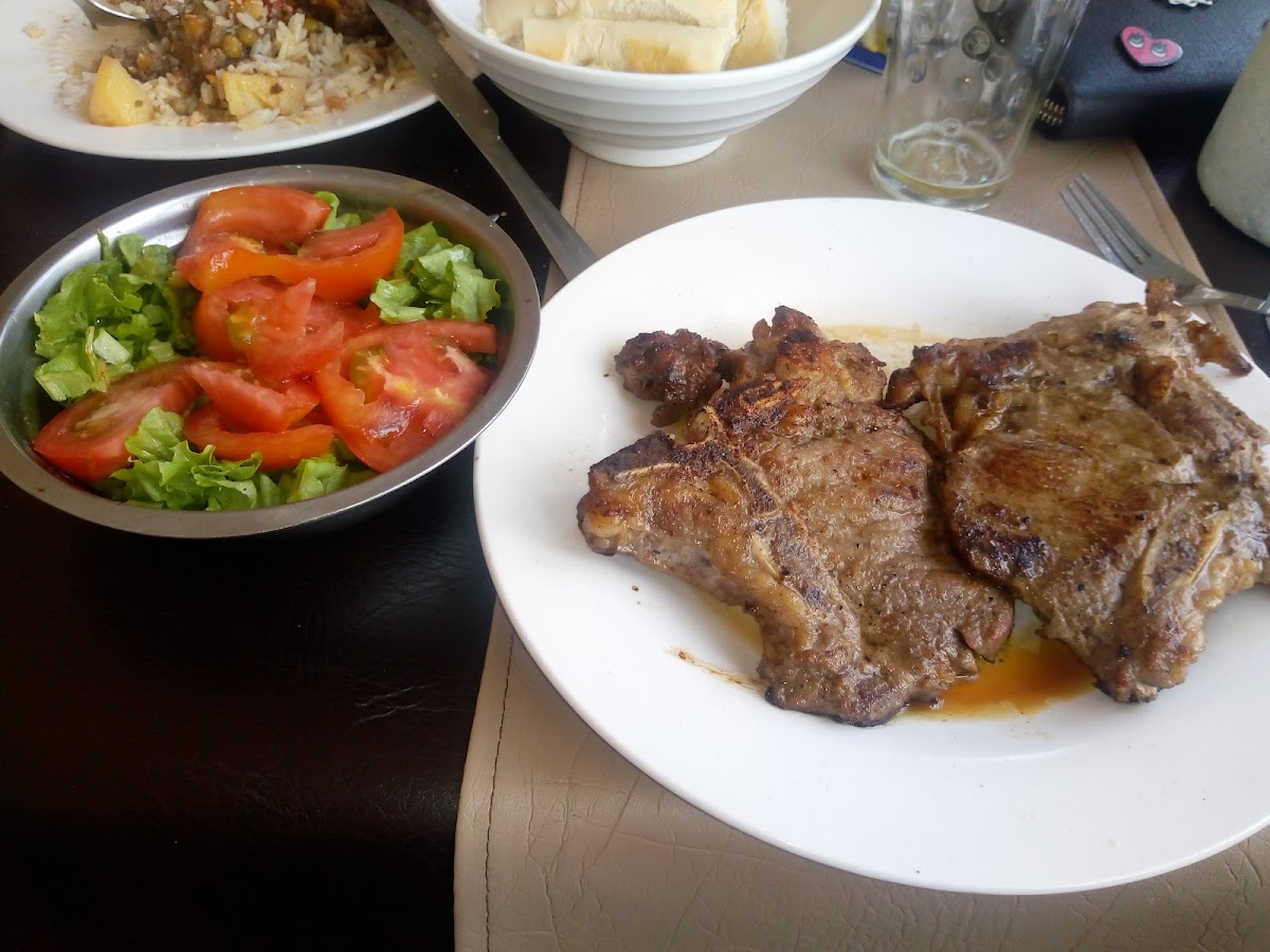 Carne asada con ensalada de tomate y lechuga, menú del día de Doña Icha