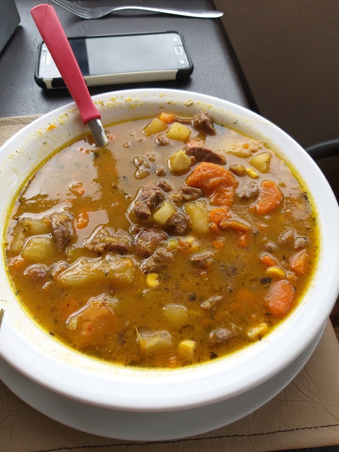 Locro de invierno: guiso de carne con papa, zanahoria y maíz