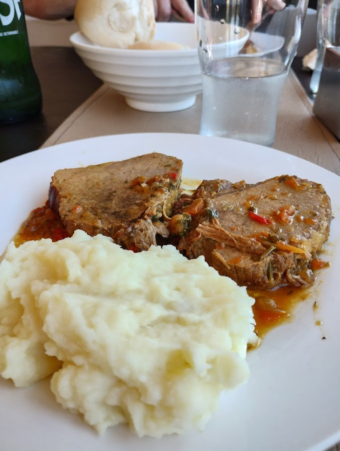 Estofado de carne con puré casero, cocina de familia correntina