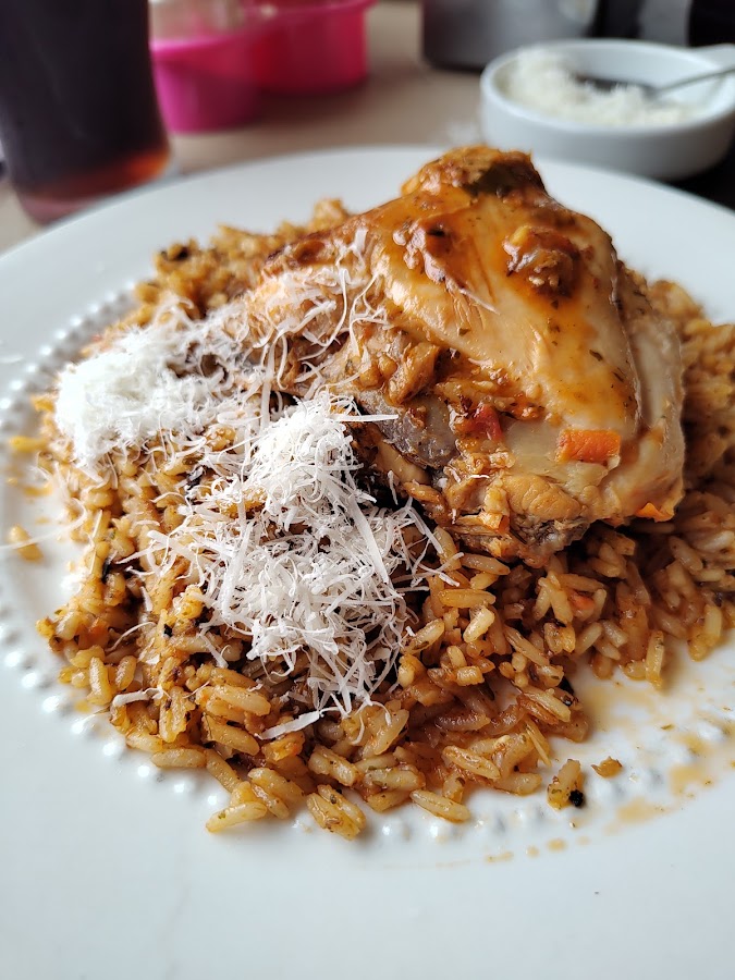 Arroz con pollo y queso rallado, receta de la casa