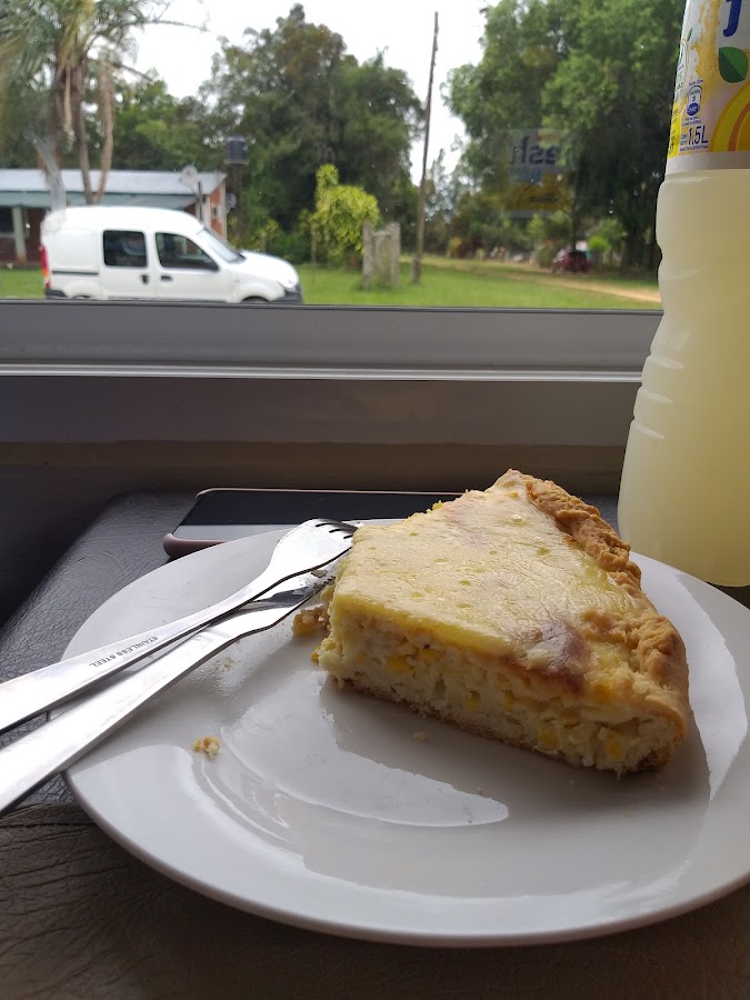 Tarta de choclo casera con vista al parque, mesa junto a la ventana