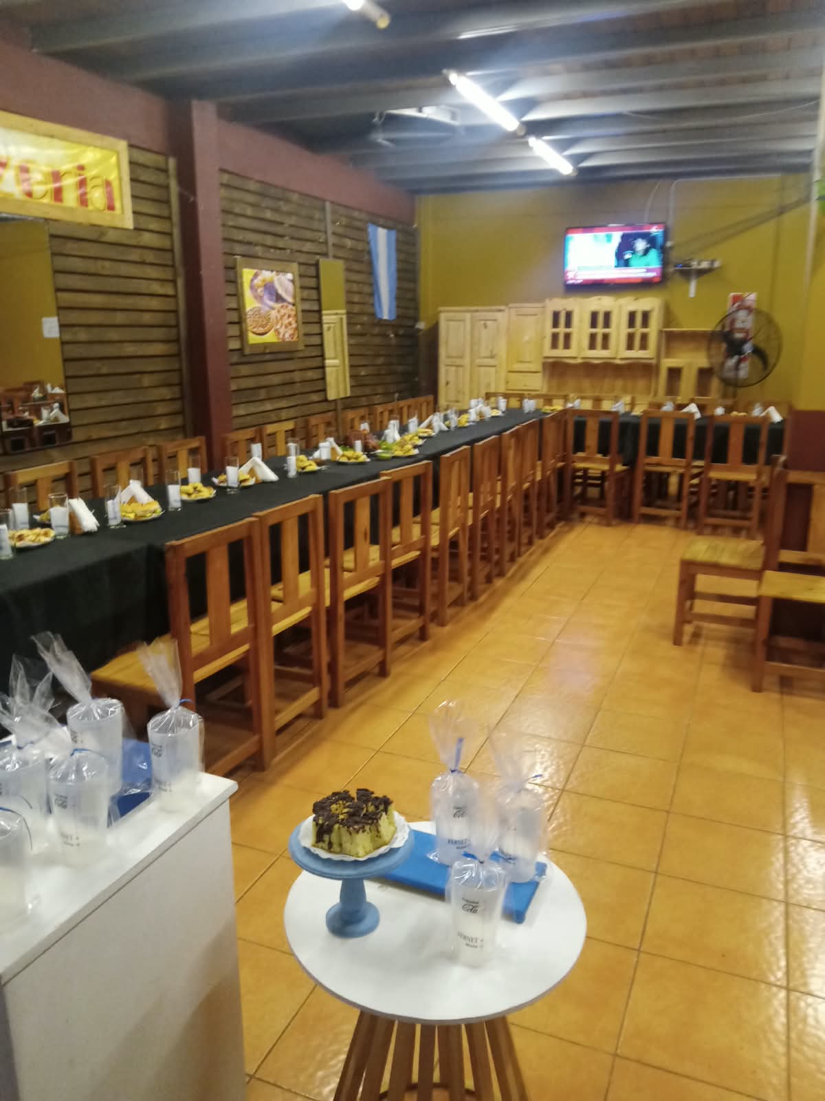 El salón, con las mesas largas armadas