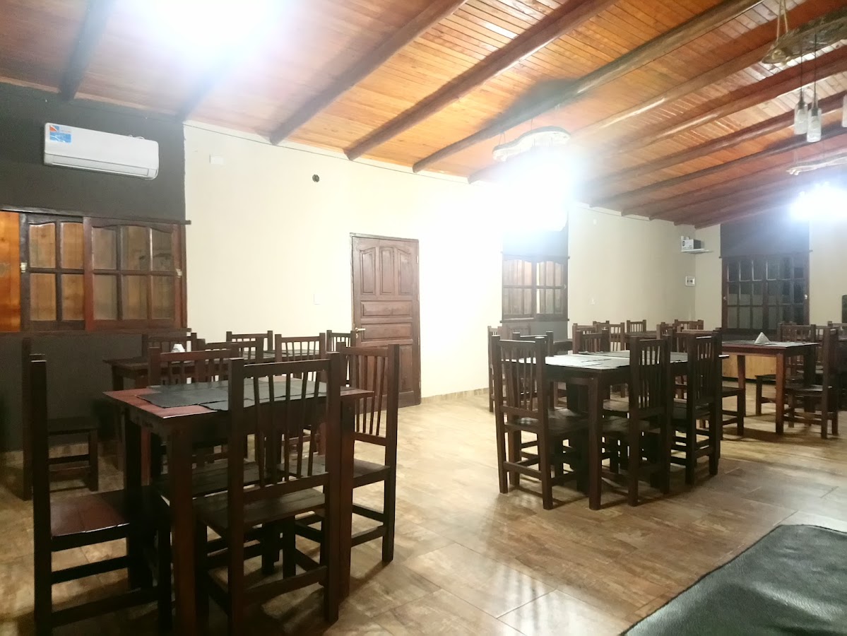 Salón interior amplio con techo de madera y mesas de Comedor Karuhá