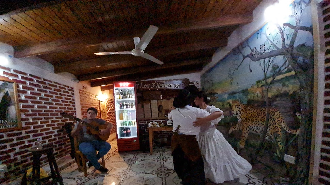 Show folklórico con guitarra y bailarines en el Comedor Los 3 Hermanos