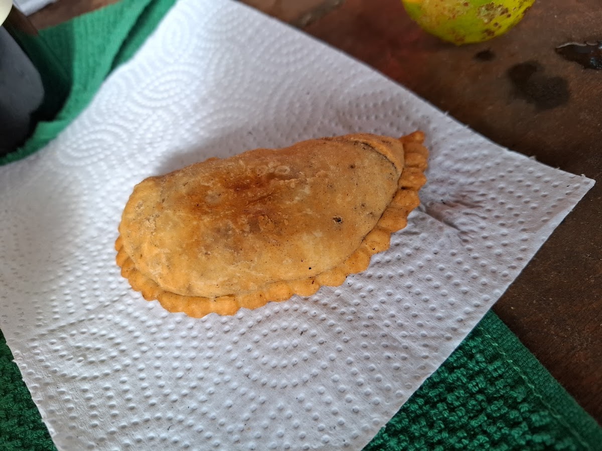 Empanada frita recién hecha, masa crujiente y relleno generoso