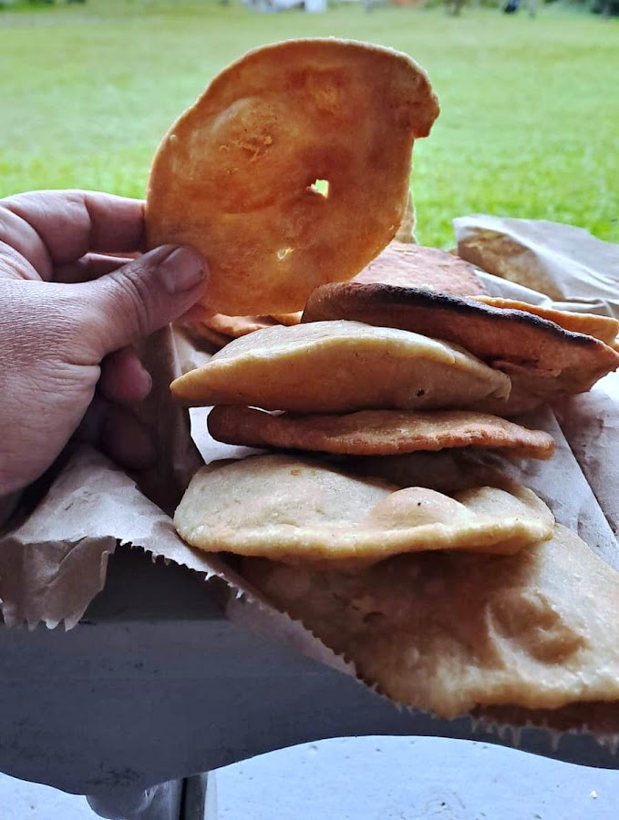 Tortas fritas caseras en bolsa de papel: clásico de los comedores correntinos
