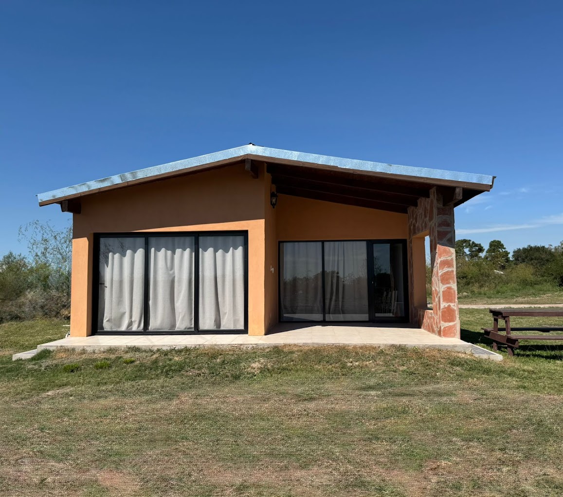 Exterior del Complejo Ymbyaty con jardín y galería