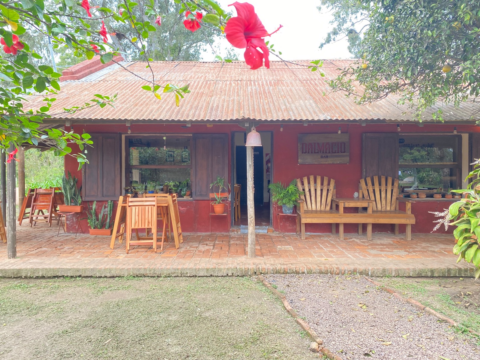 La casona roja de Dalmacio Bar con su galería, en Carlos Pellegrini