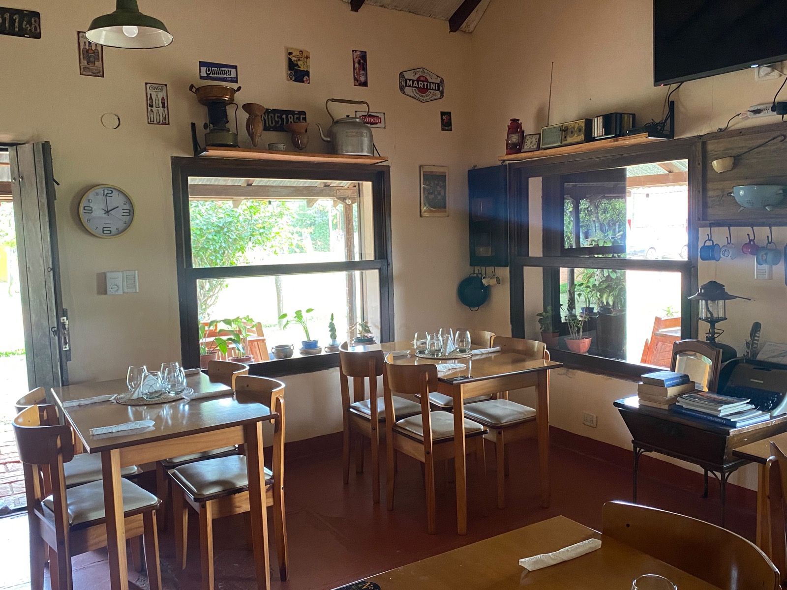 Mesas junto a las ventanas con vista al jardín