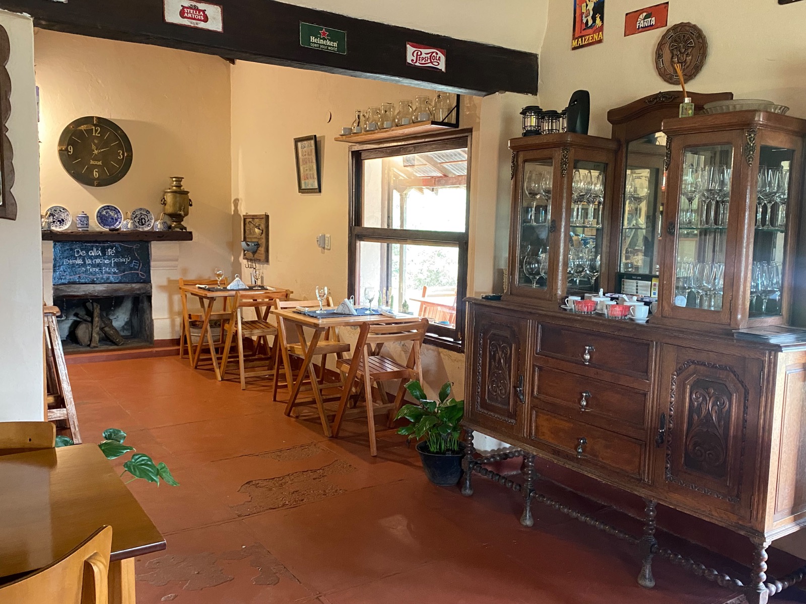 Rincón del salón con vajillero antiguo de madera