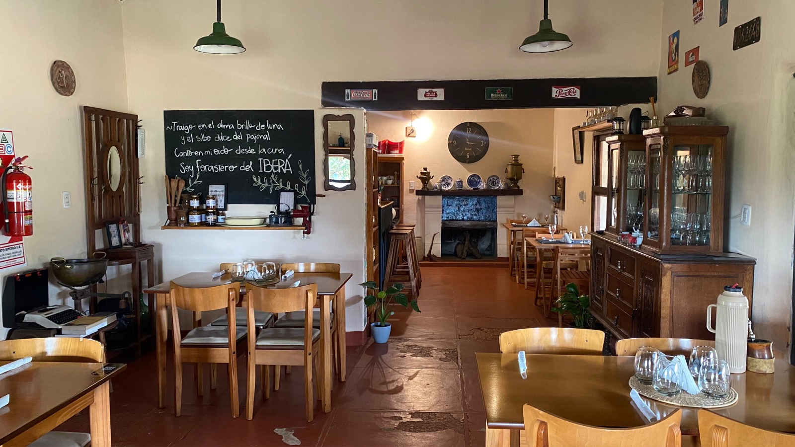 El comedor con la pizarra de versos correntinos