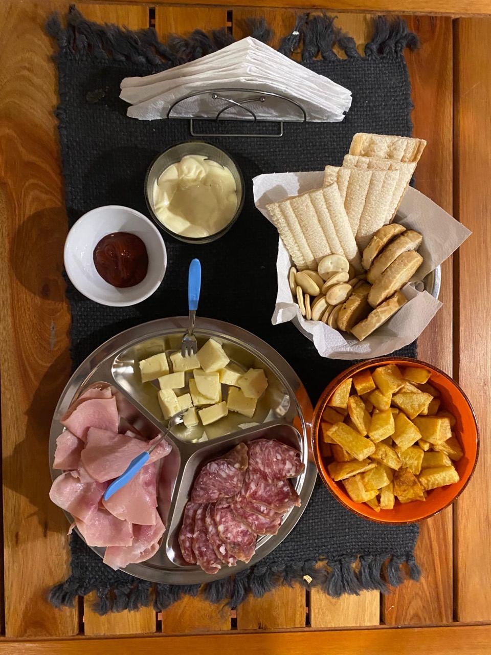 Picada casera con fiambres, quesos y tortas fritas