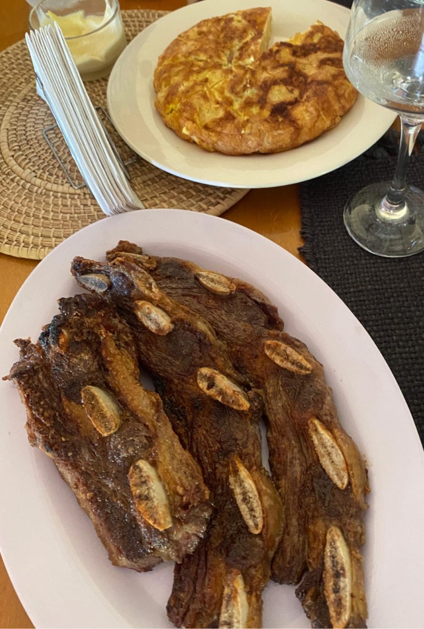Asado al plato y tortilla de papas