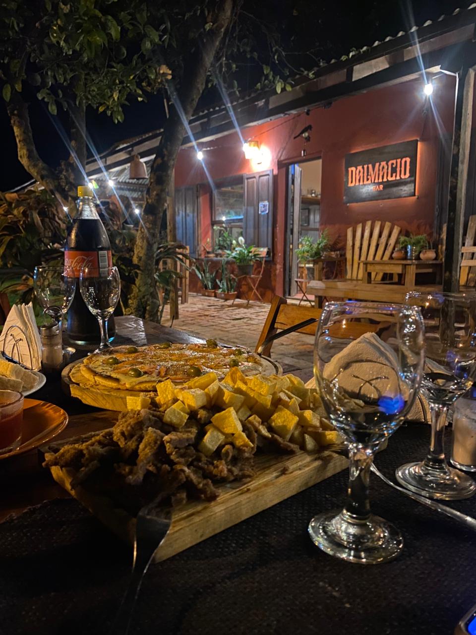 Picada al aire libre frente al bar