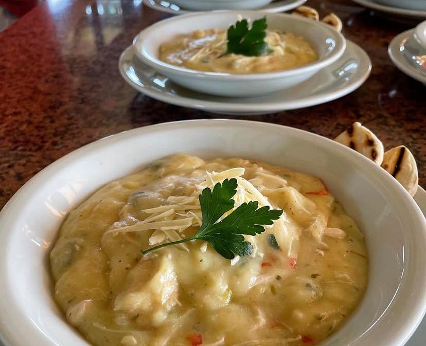 Guiso casero servido con queso rallado
