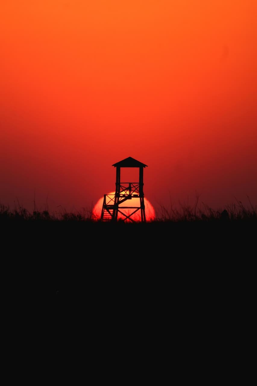 El atardecer rojo detrás del mirador