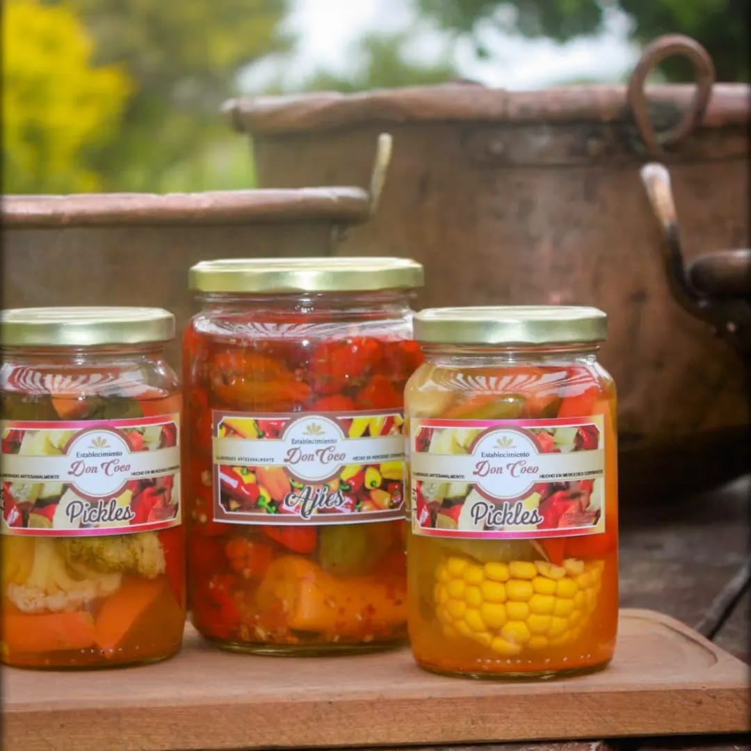 Frascos de pickles y ajíes en conserva