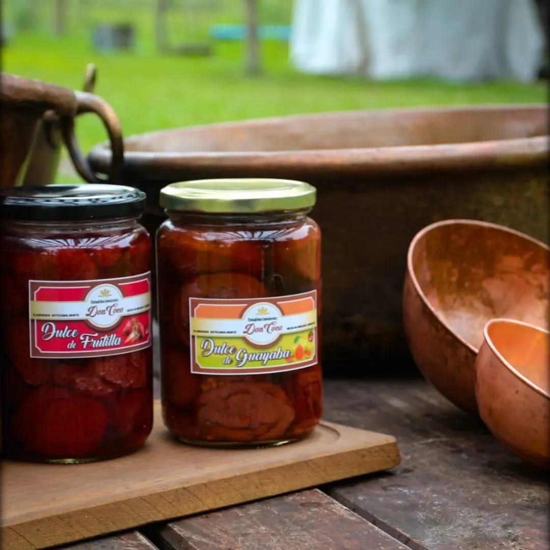 Dulce de frutilla y dulce de guayaba en frasco