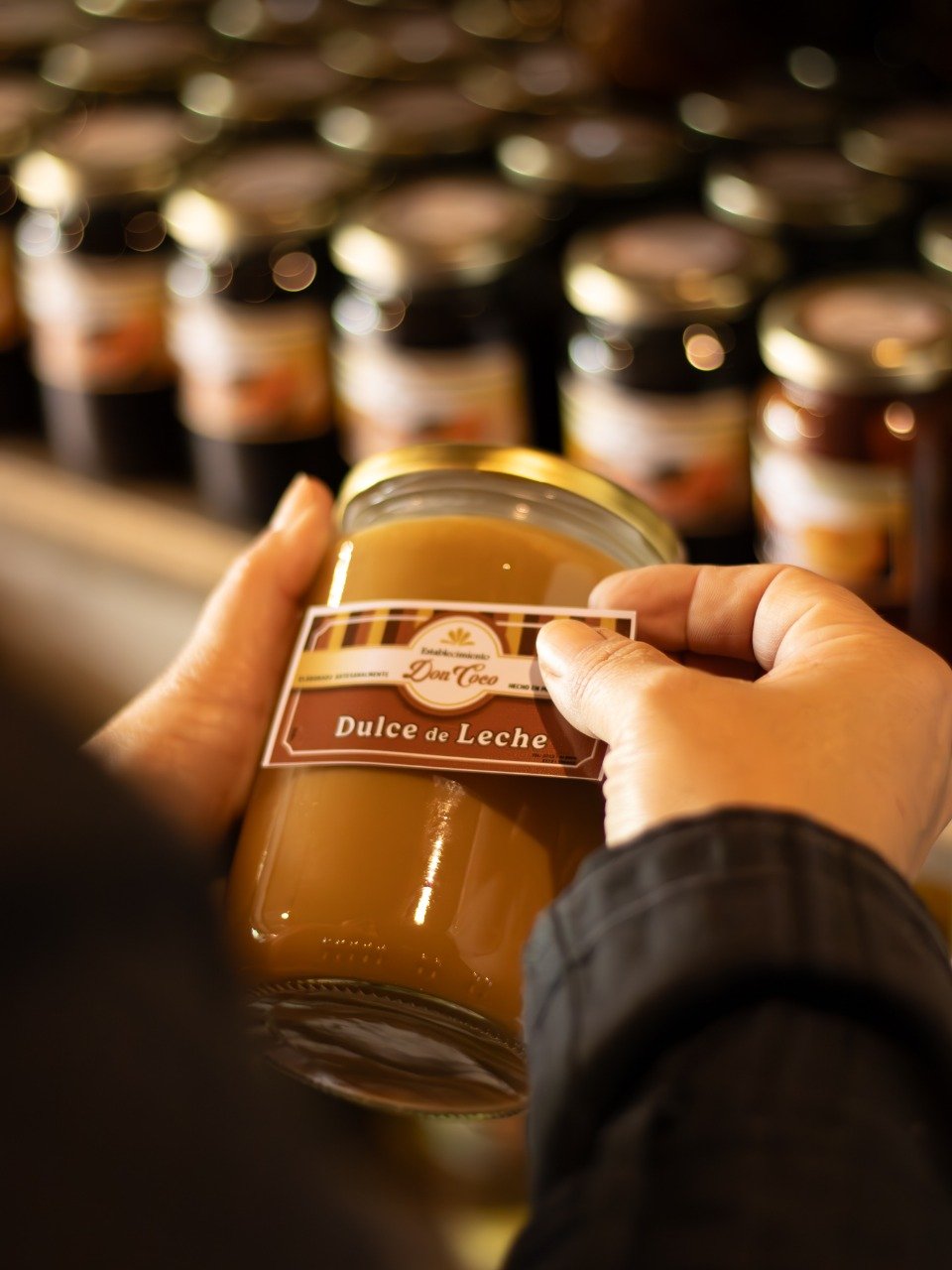 Un frasco de dulce de leche con la etiqueta de la casa
