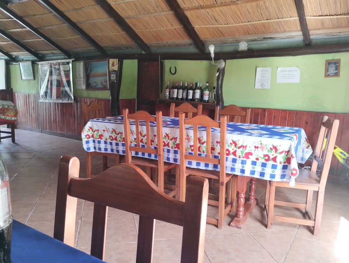 El salón, con mesas y manteles a cuadros