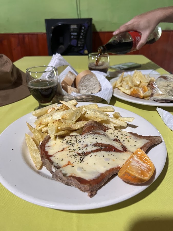 Matambre a la pizza con papas fritas