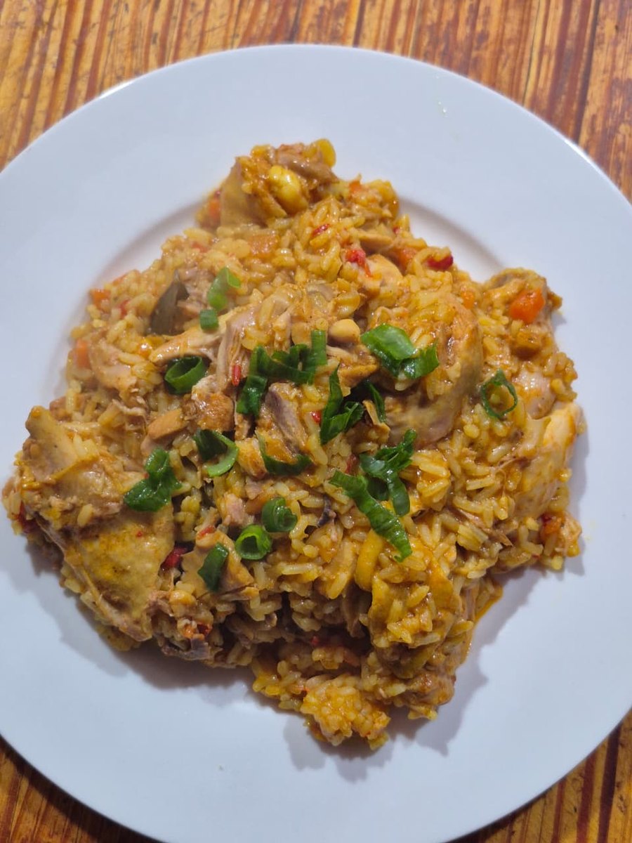 Arroz con pollo, con verdeo por encima